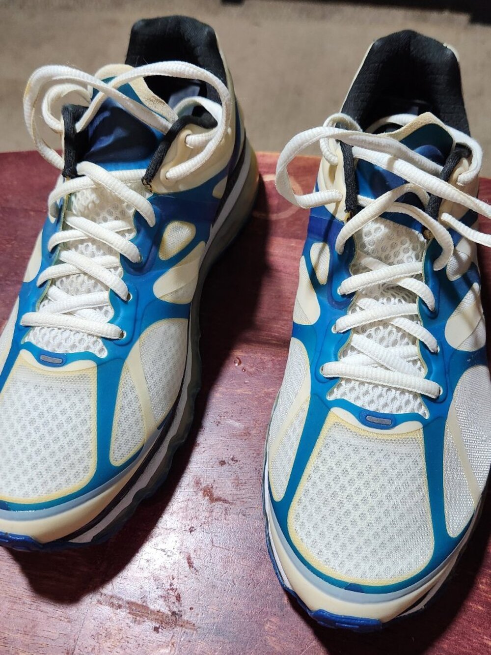 Pre-owned - 2012 White and Blue Spark in great condition. Men's Size 9
